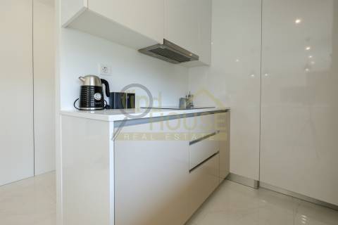 Vende-se T2 remodelado com garagem e arrecadação com vista para o jardim da Praça de Espanha