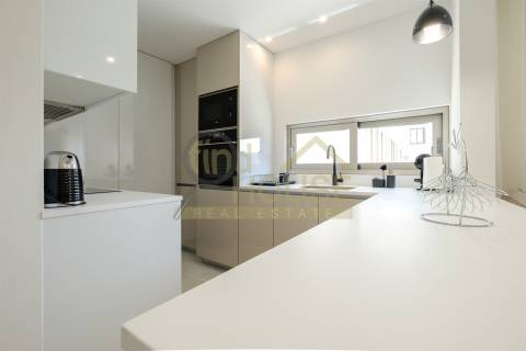 Vende-se T2 remodelado com garagem e arrecadação com vista para o jardim da Praça de Espanha