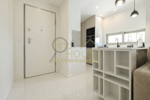 Vende-se T2 remodelado com garagem e arrecadação com vista para o jardim da Praça de Espanha