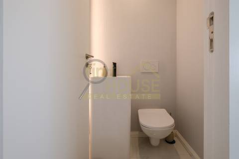 Vende-se T2 remodelado com garagem e arrecadação com vista para o jardim da Praça de Espanha