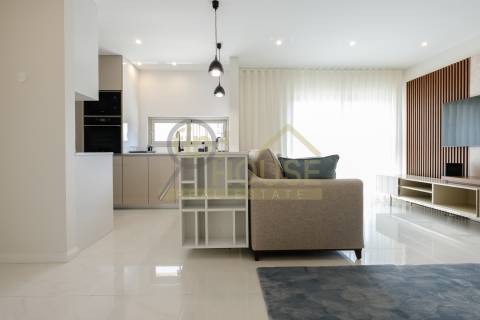 Vende-se T2 remodelado com garagem e arrecadação com vista para o jardim da Praça de Espanha