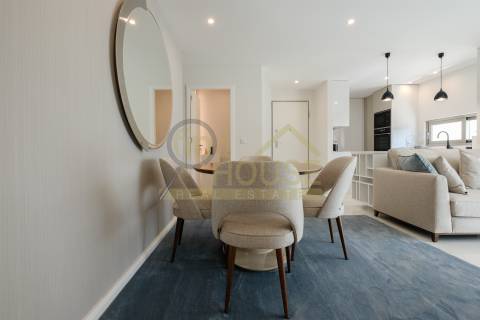 Vende-se T2 remodelado com garagem e arrecadação com vista para o jardim da Praça de Espanha