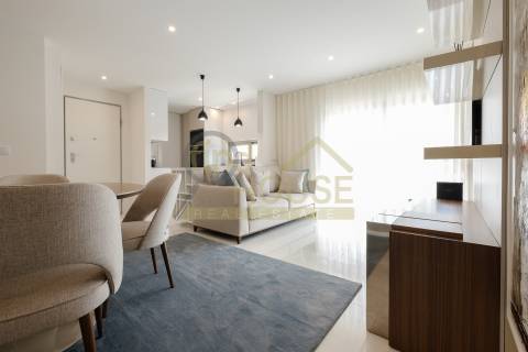 Vende-se T2 remodelado com garagem e arrecadação com vista para o jardim da Praça de Espanha