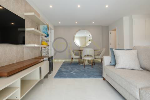 Vende-se T2 remodelado com garagem e arrecadação com vista para o jardim da Praça de Espanha