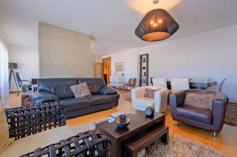 Apartamento T3 com 3 lugares de garagem, arrecadação e vista Rio no Parque das Nações, Lisboa