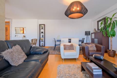 Apartamento T3 com 3 lugares de garagem, arrecadação e vista Rio no Parque das Nações, Lisboa