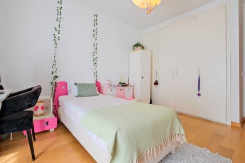 Apartamento T3 com 3 lugares de garagem, arrecadação e vista Rio no Parque das Nações, Lisboa