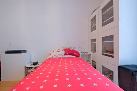 Apartamento T3 com 3 lugares de garagem, arrecadação e vista Rio no Parque das Nações, Lisboa