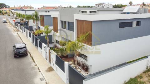 Arrenda-se Moradia geminada T3 em Bicesse