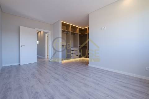 Arrenda-se Moradia geminada T3 em Bicesse