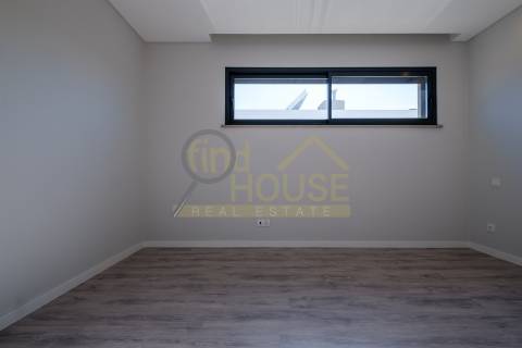 Arrenda-se Moradia geminada T3 em Bicesse