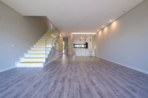 Arrenda-se Moradia geminada T3 em Bicesse