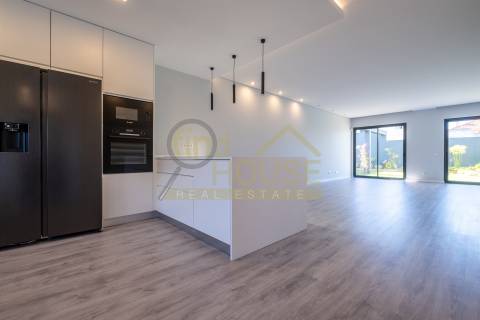 Arrenda-se Moradia geminada T3 em Bicesse