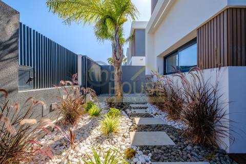 Arrenda-se Moradia geminada T3 em Bicesse