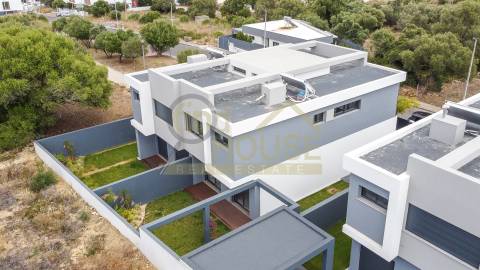 Arrenda-se Moradia geminada T3 em Bicesse