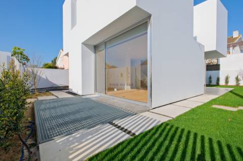 Moradia Isolada T4 com jardim e Garagem Box em Tires, São Domingos de Rana