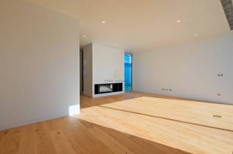 Moradia Isolada T4 com jardim e Garagem Box em Tires, São Domingos de Rana