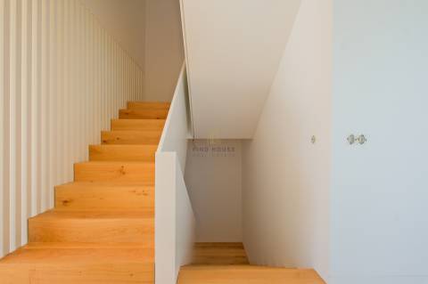 Moradia Isolada T4 com jardim e Garagem Box em Tires, São Domingos de Rana