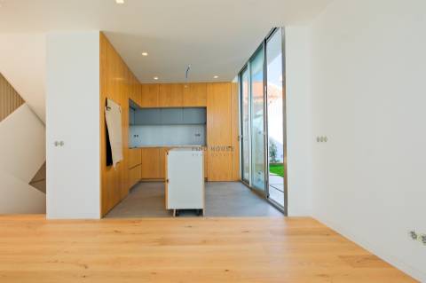 Moradia Isolada T4 com jardim e Garagem Box em Tires, São Domingos de Rana