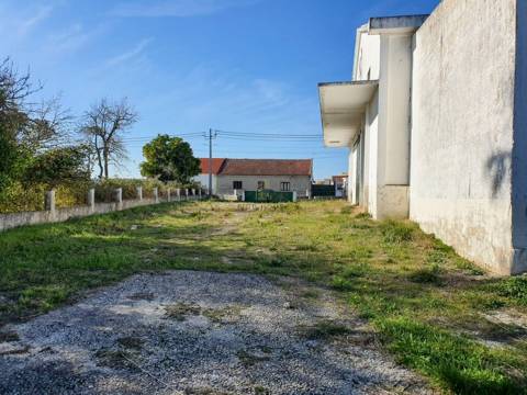 Armazém Industrial em terreno urbano, com amplo logradouro em Alcanhões, Santarém
