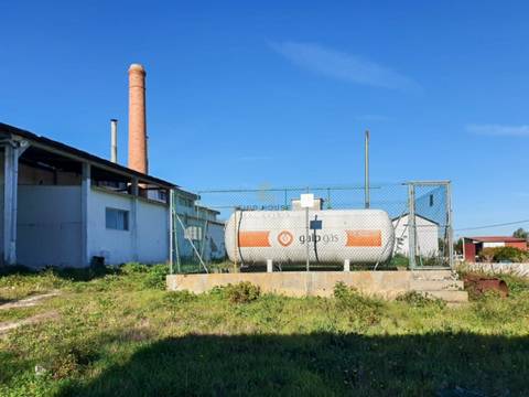 Armazém Industrial em terreno urbano, com amplo logradouro em Alcanhões, Santarém