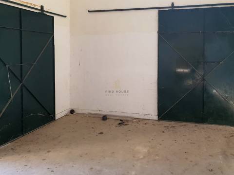 Armazém Industrial em terreno urbano, com amplo logradouro em Alcanhões, Santarém