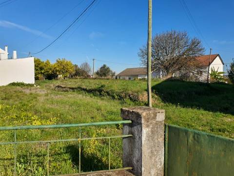 Armazém Industrial em terreno urbano, com amplo logradouro em Alcanhões, Santarém