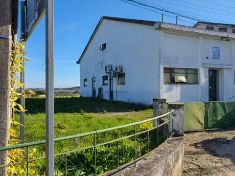 Armazém Industrial em terreno urbano, com amplo logradouro em Alcanhões, Santarém