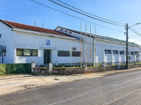 Armazém Industrial em terreno urbano, com amplo logradouro em Alcanhões, Santarém