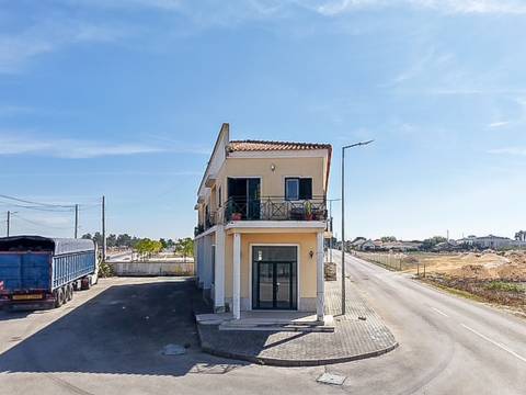 Moradia T4 com 2 pisos em Foros de Salvaterra