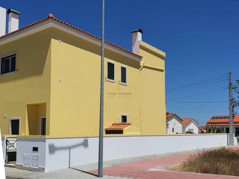 Moradia T4 com 2 pisos em Foros de Salvaterra