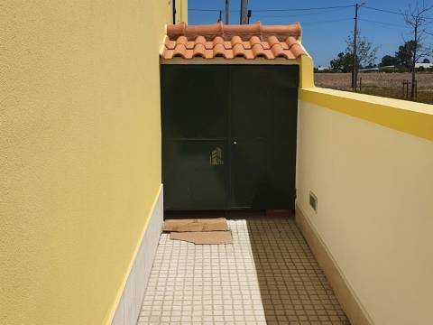 Moradia T4 com 2 pisos em Foros de Salvaterra