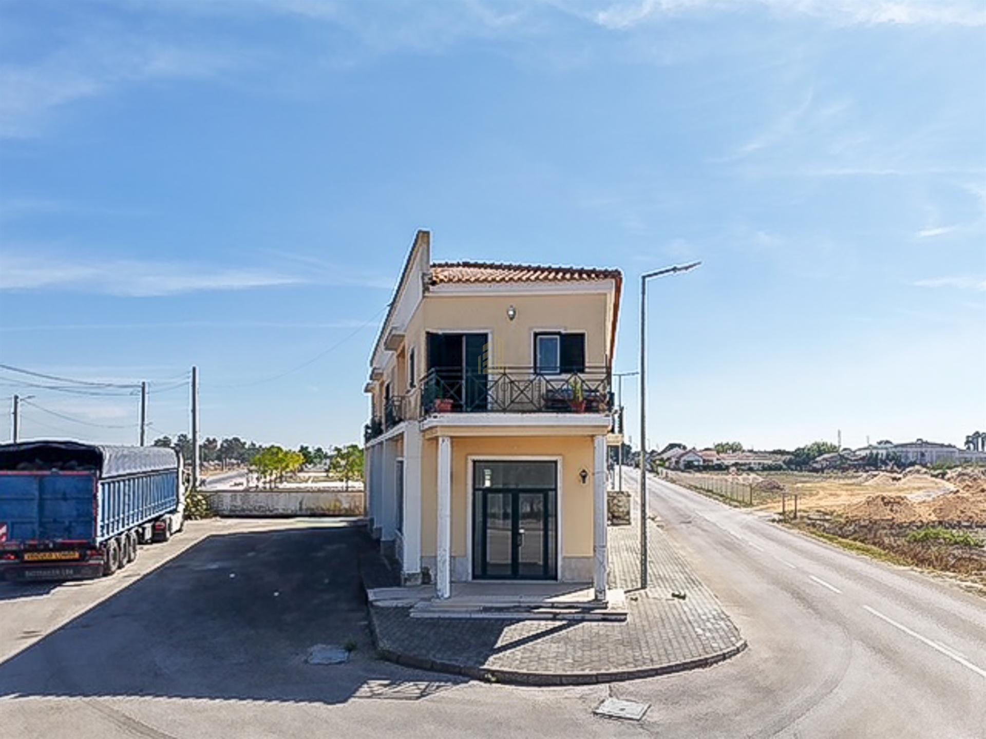 Apartamento T4 com amplo logradouro em Foros de Salvaterra, Salvaterra de Magos