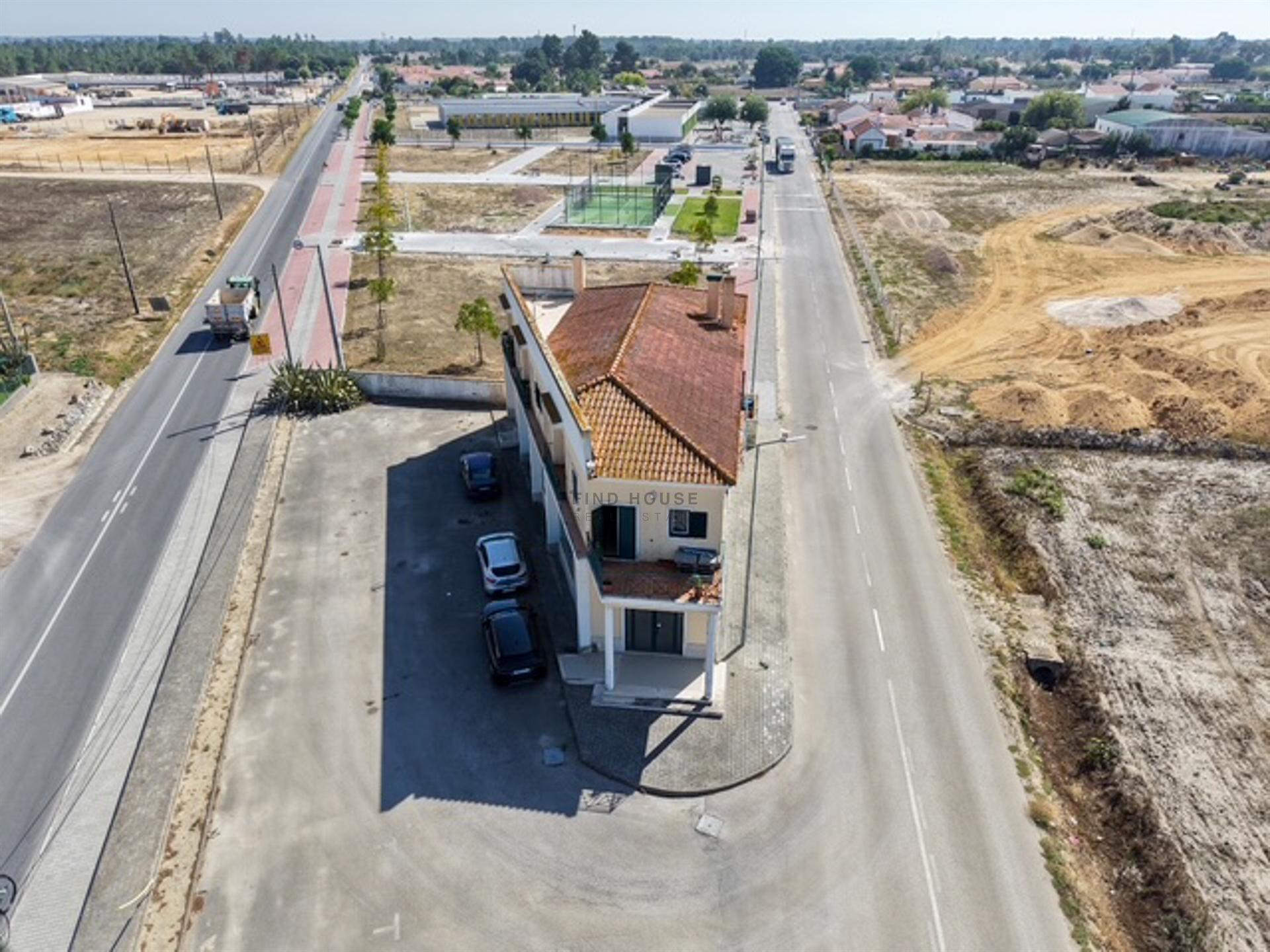 Apartamento T4 com amplo logradouro em Foros de Salvaterra, Salvaterra de Magos