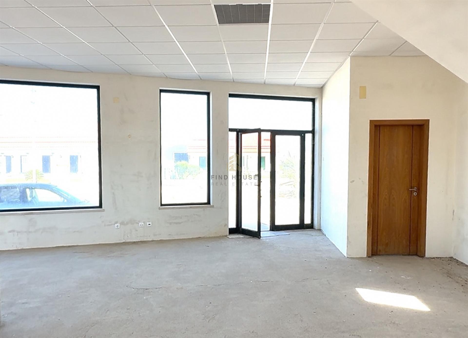 Espaço comercial com uma área de 157.40m2 e amplo logradouro em Fornos de Salvaterra