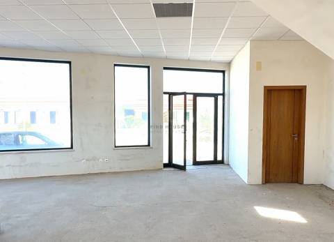 Espaço comercial com uma área de 157.40m2 e amplo logradouro em Fornos de Salvaterra