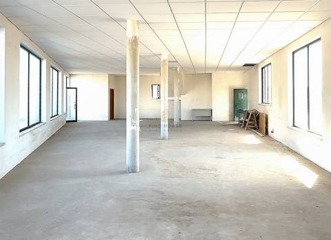 Espaço comercial com uma área de 157.40m2 e amplo logradouro em Fornos de Salvaterra