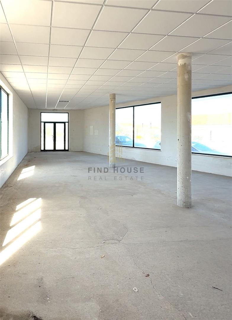 Espaço comercial com uma área de 157.40m2 e amplo logradouro em Fornos de Salvaterra
