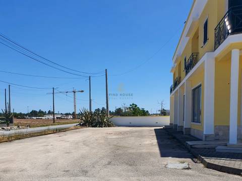 Espaço comercial com uma área de 157.40m2 e amplo logradouro em Fornos de Salvaterra