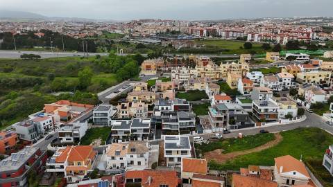 Moradia Isolada T5 com piscina e jardim no Arneiro