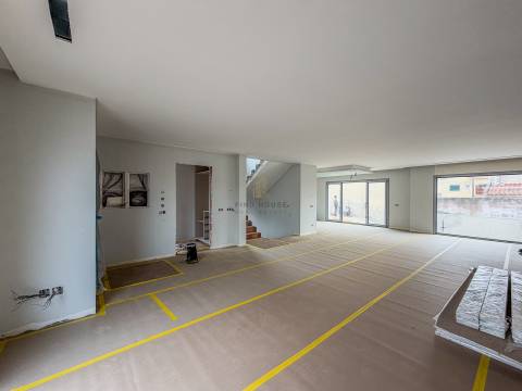 Moradia Isolada T5 com piscina e jardim no Arneiro