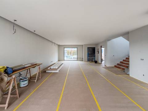 Moradia Isolada T5 com piscina e jardim no Arneiro