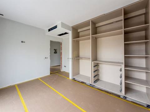 Moradia Isolada T5 com piscina e jardim no Arneiro