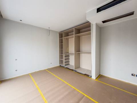 Moradia Isolada T5 com piscina e jardim no Arneiro