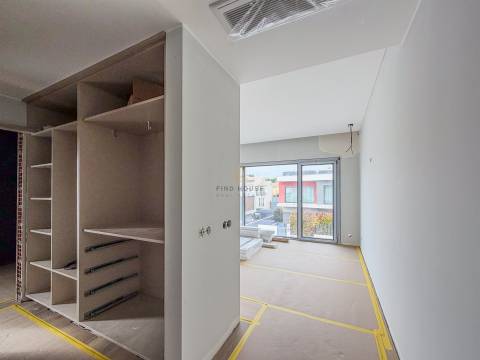 Moradia Isolada T5 com piscina e jardim no Arneiro