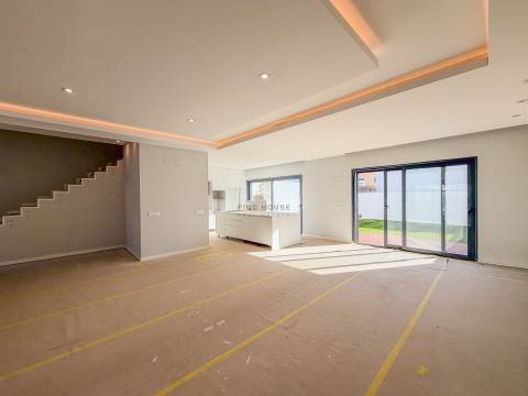 Vende-se Moradia T4 com jardim em Albarraque