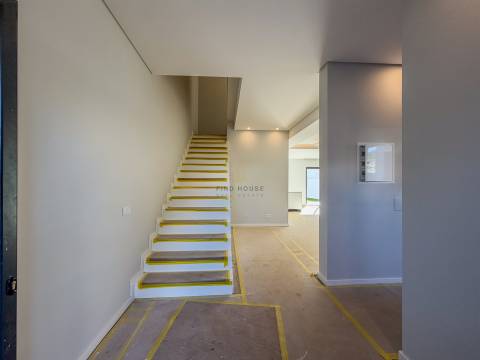 Vende-se Moradia T4 com jardim em Albarraque