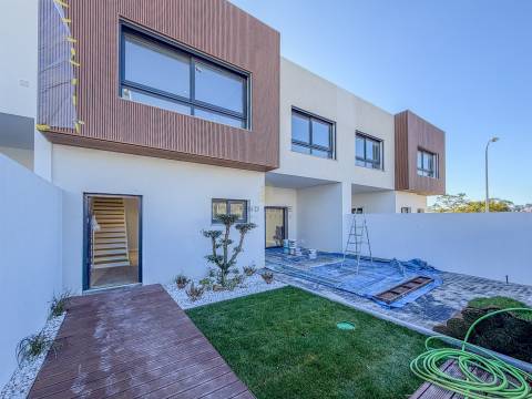 Vende-se Moradia T4 com jardim em Albarraque