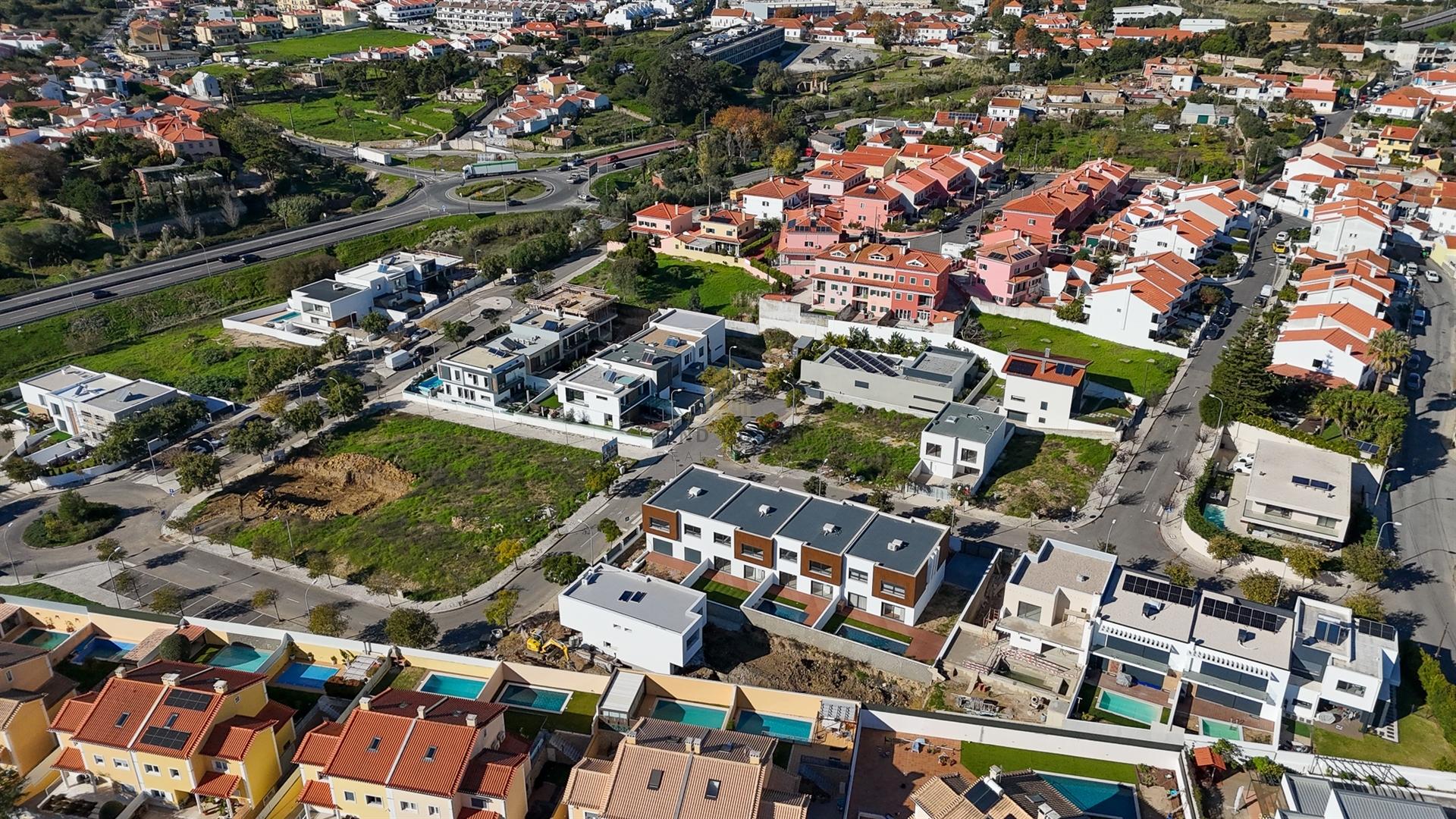 Vende-se Moradia T4 com jardim em Albarraque