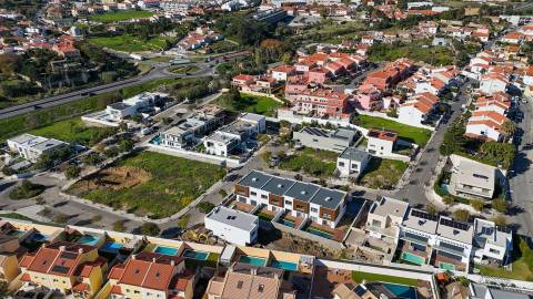 Vende-se Moradia T4 com jardim em Albarraque